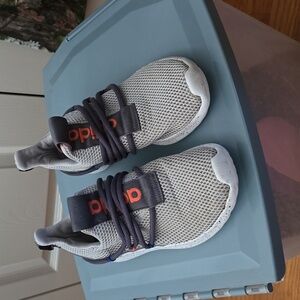 Boys Adidas size 4 shoe